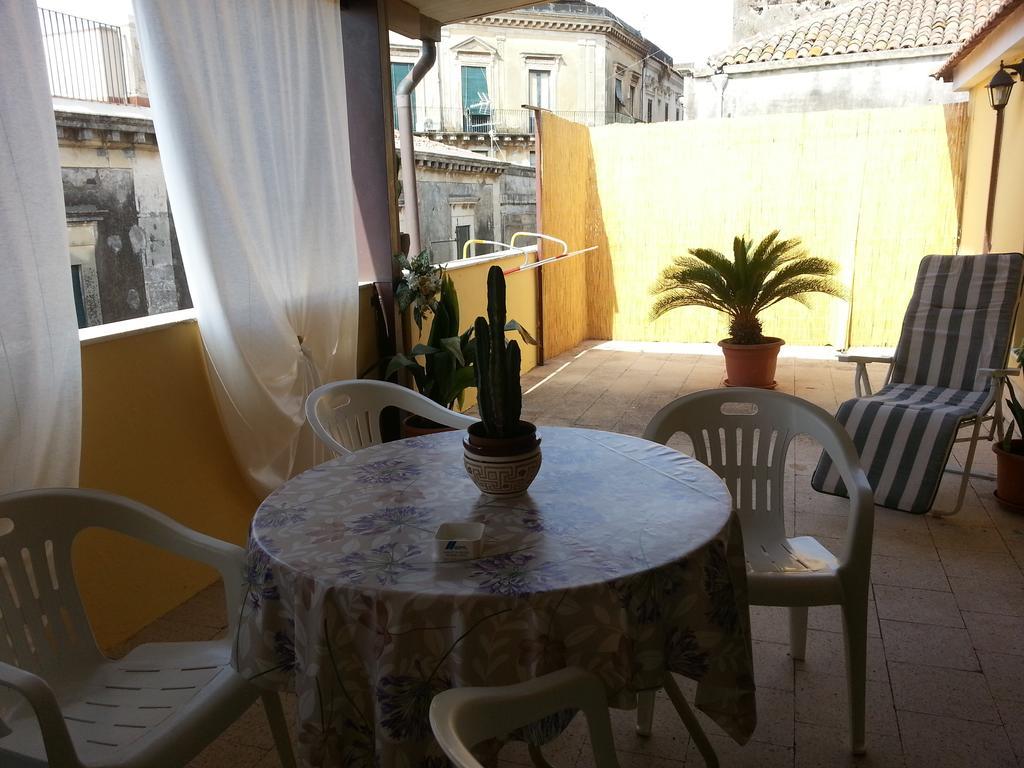 La Via Del Mare - Acireale Centro Storico Apartment Ruang foto